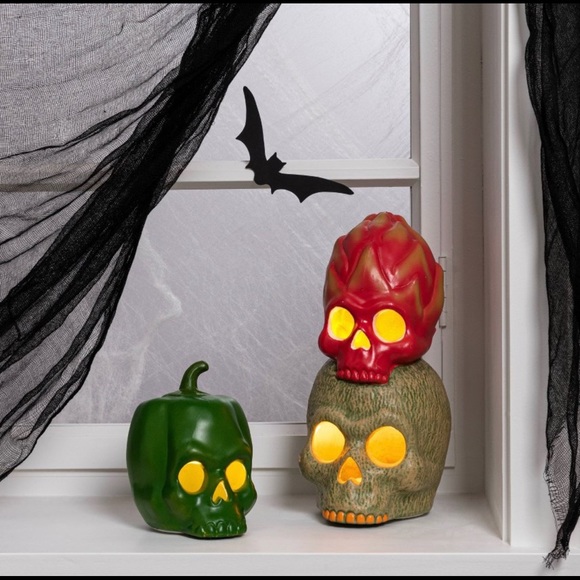 Hide and eek dragon fruit & cantalope skulls Halloween Decor - Picture 2 of 3
